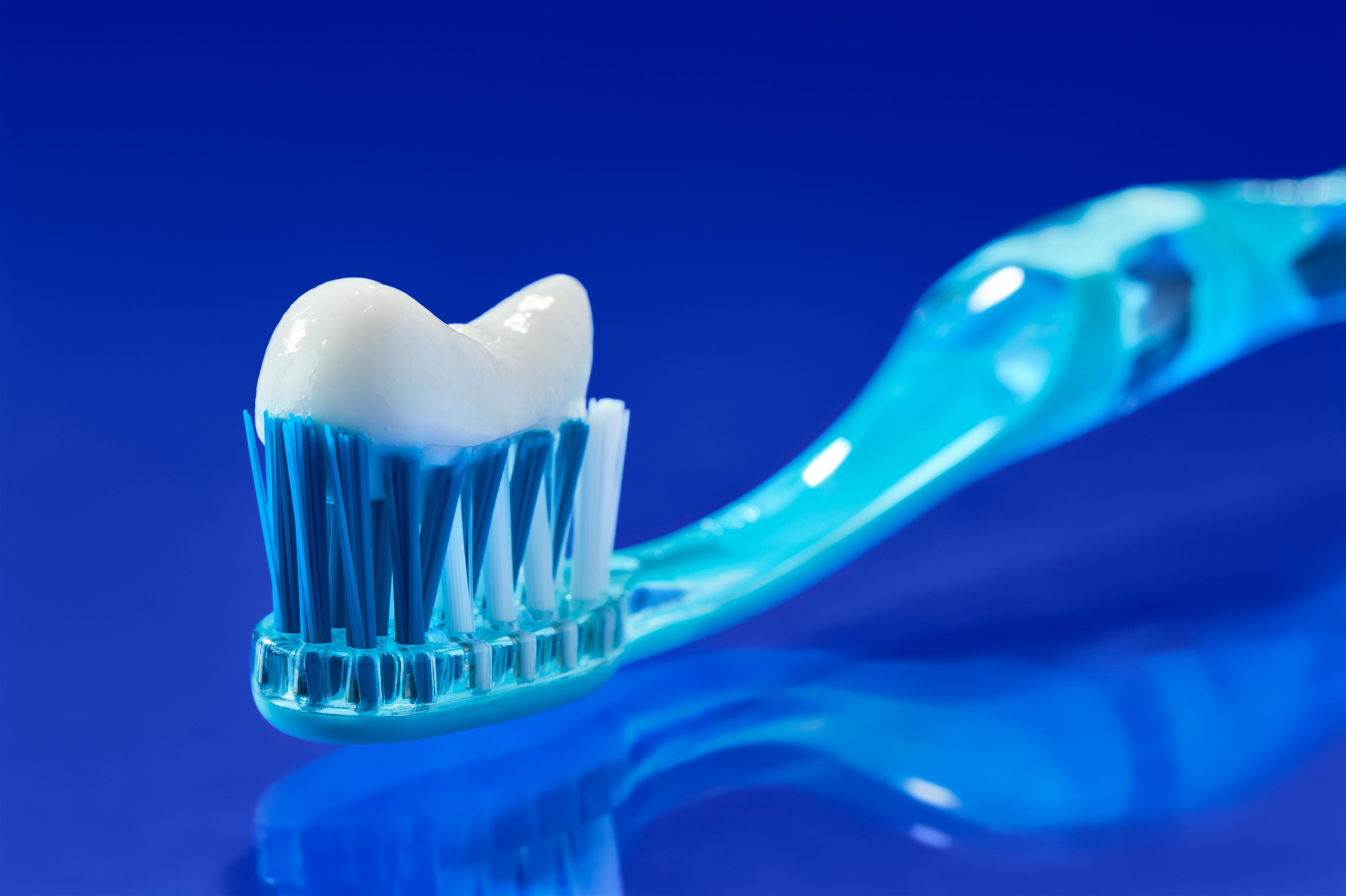 OC_ELGYDIUM_ANTIPLAQUE _TOOTHPASTE_STATIC _TEXTURE_WITH TOOTHBRUSH_16x9_2025__3577056023576-jpg